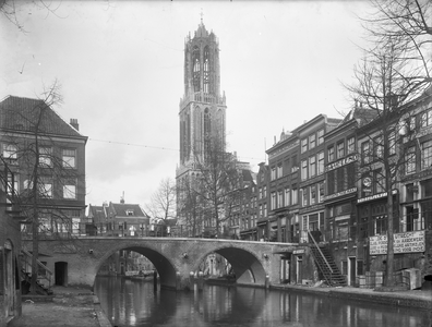 40489 Gezicht op de Oudegracht Tolsteegzijde te Utrecht met de Gaardbrug en op de achtergrond de Domtoren.